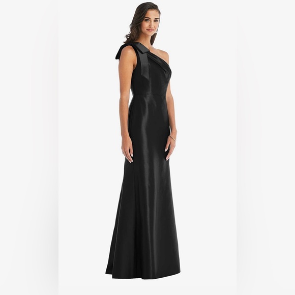 ALFRED SUNG Dresses & Skirts - Alfred Sung Bow One-Shoulder Black Satin Trumpet Gown